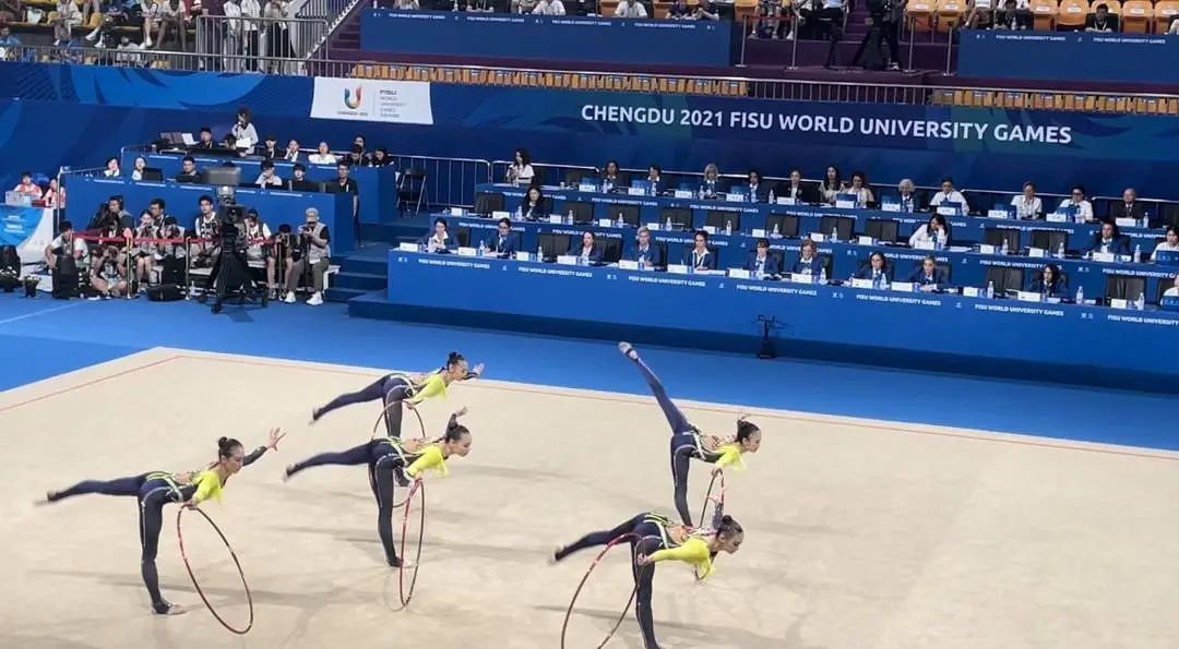 体操冠军花样表演，艺术氛围浓厚