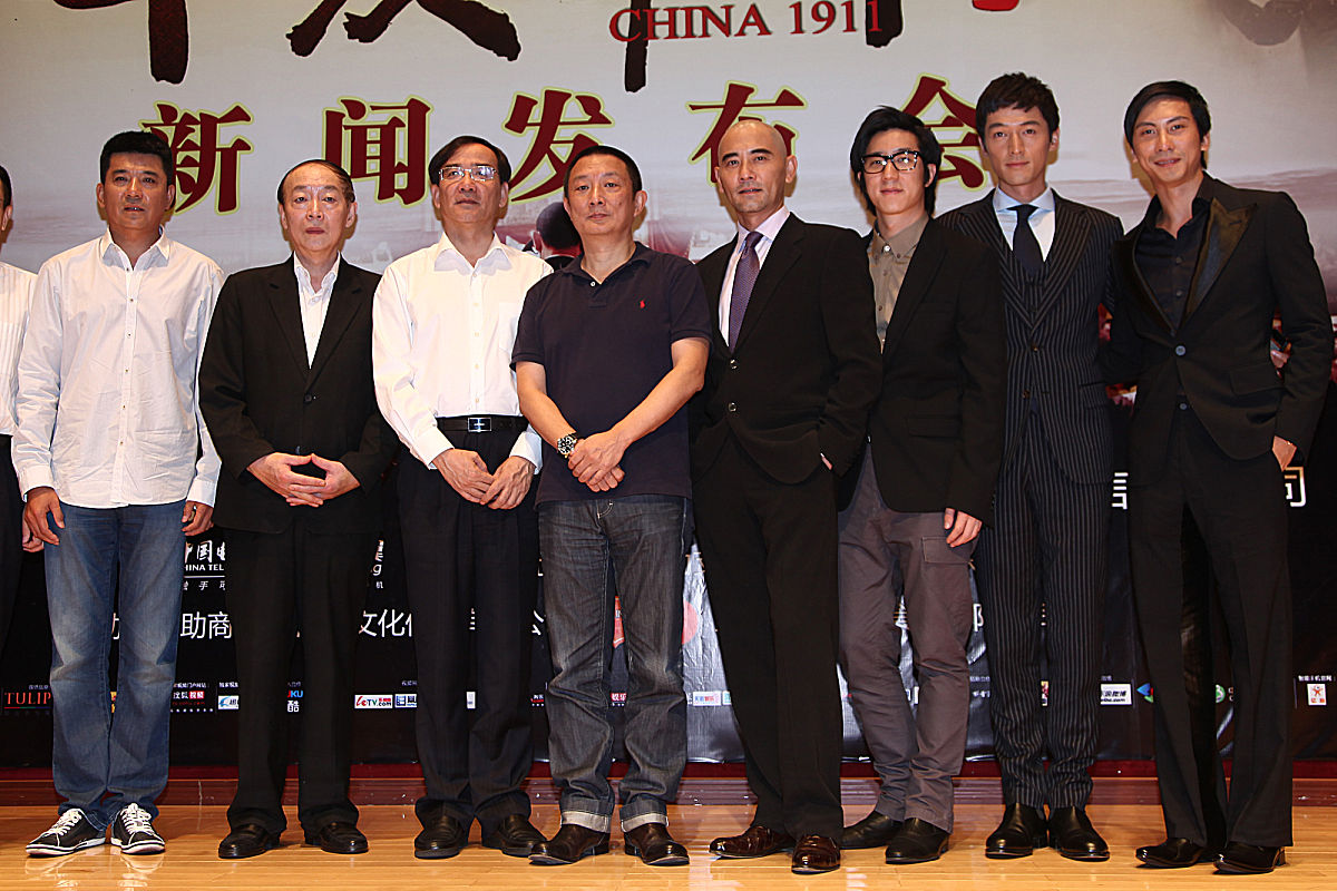 包含上海绿地在客场战平成都锦绣，双方难分胜负的词条