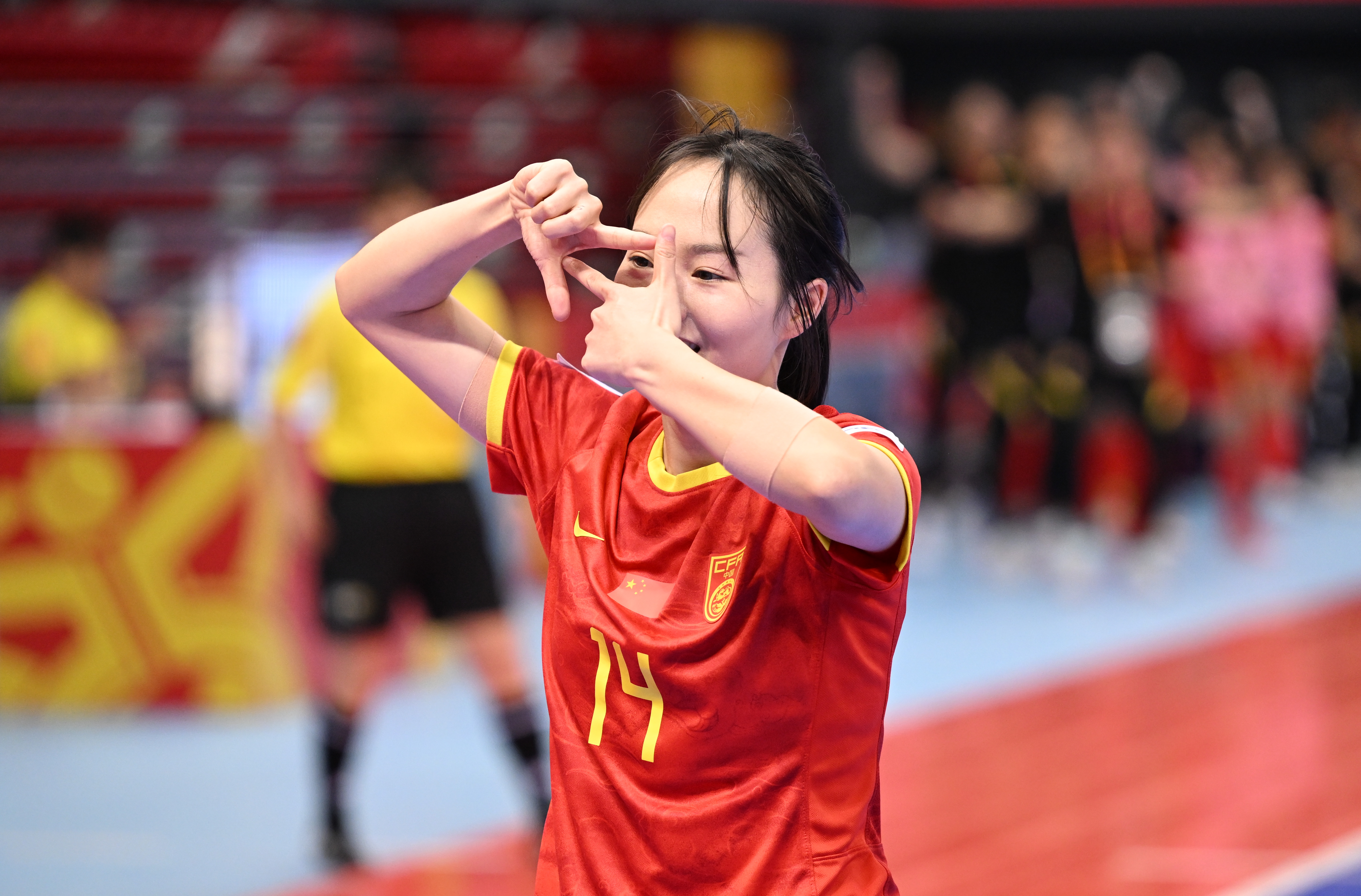 关于女子足球比赛激烈搏斗，中国选手喜获胜利的信息