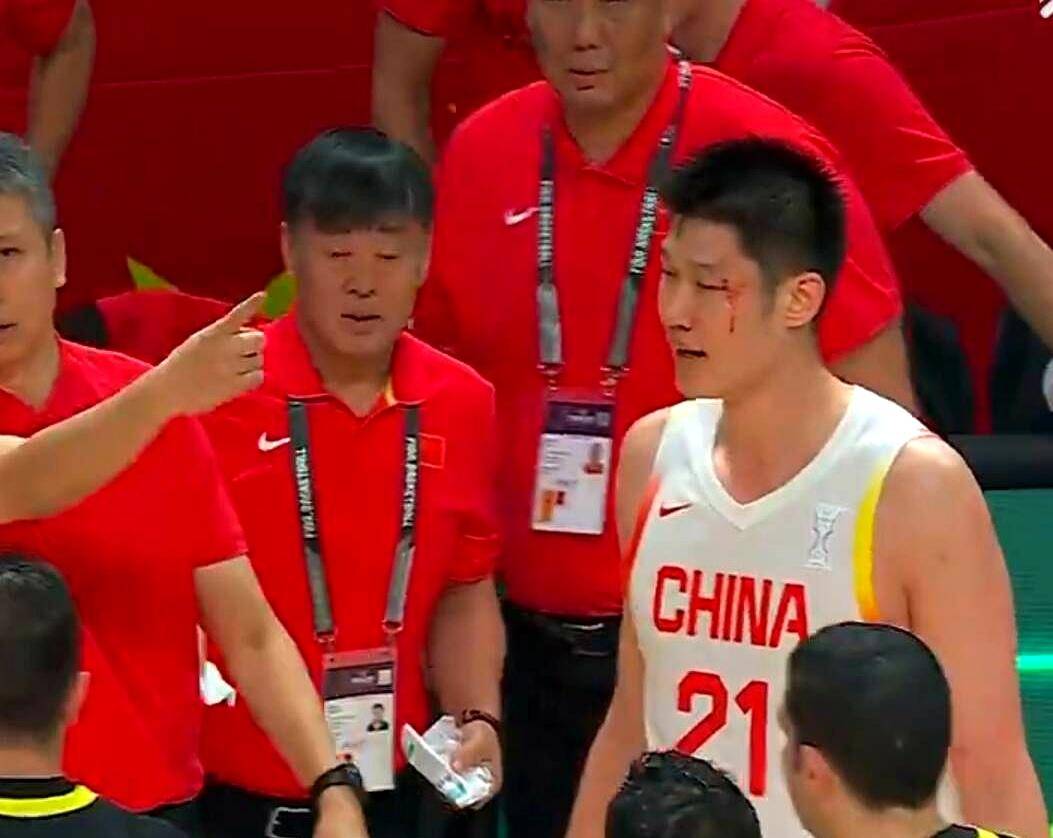 精彩比赛场面连连，球员表现抢眼