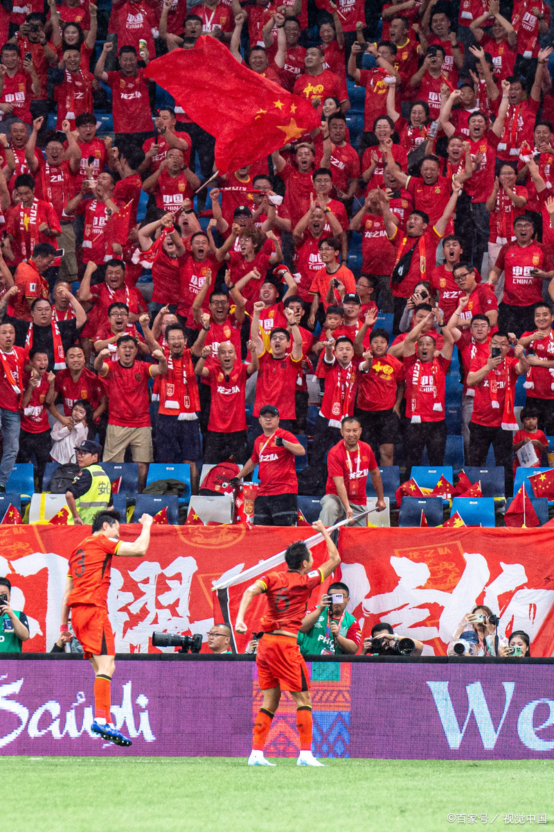 国内足球联赛场面火爆，球迷激情喷涌