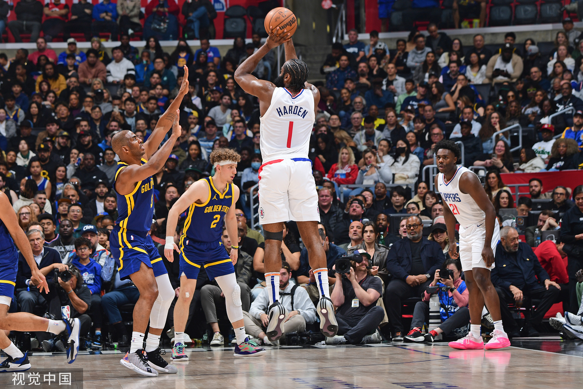 勇士队主场轻松击败快船队