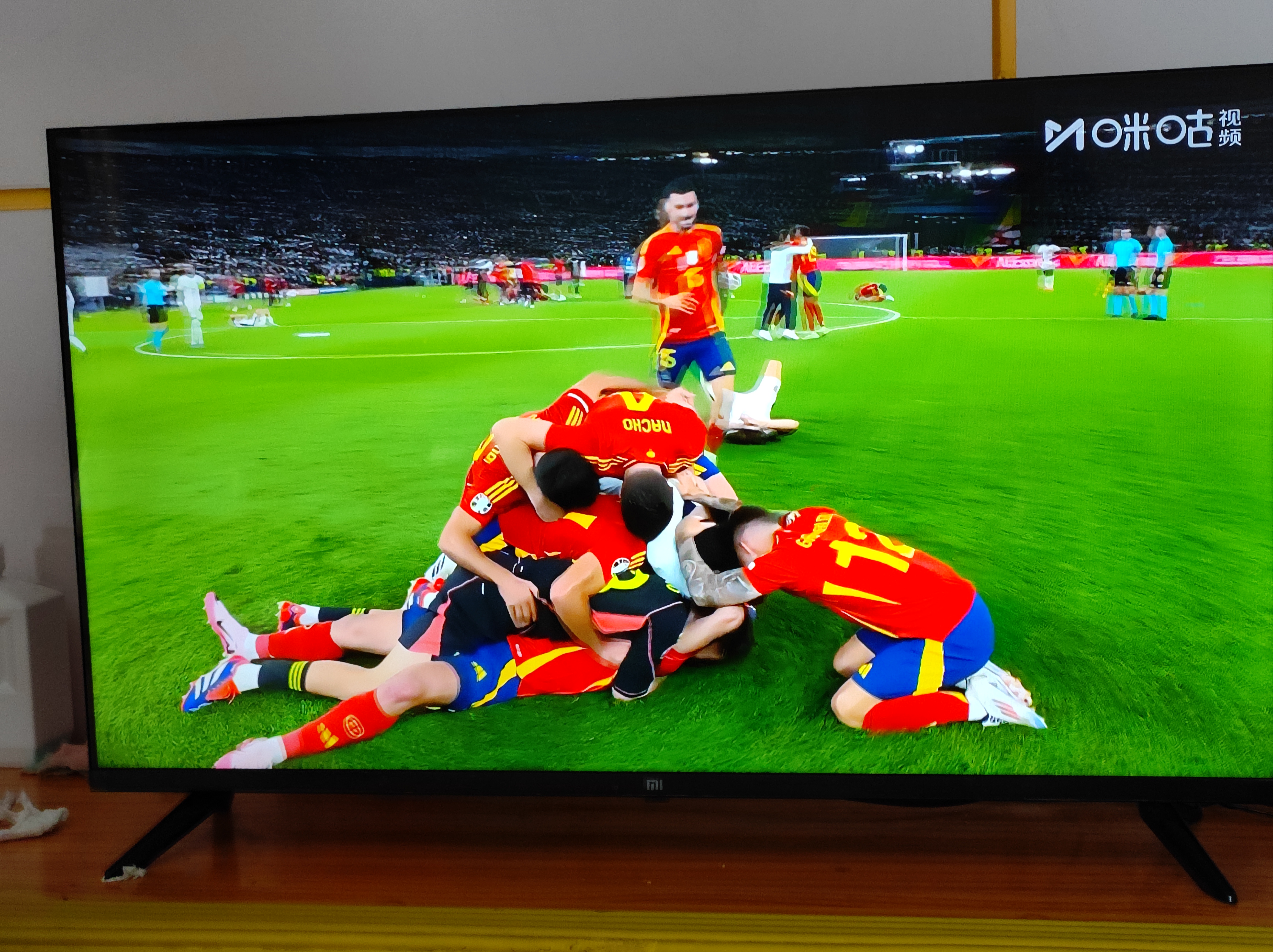 欧洲冠军联赛场上再现激情角逐：球员全情投入的简单介绍